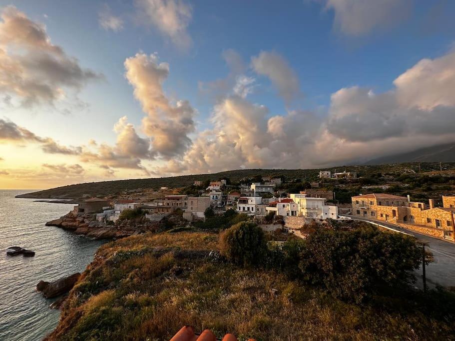 Cliffside Cozy W/ Seaviews *
